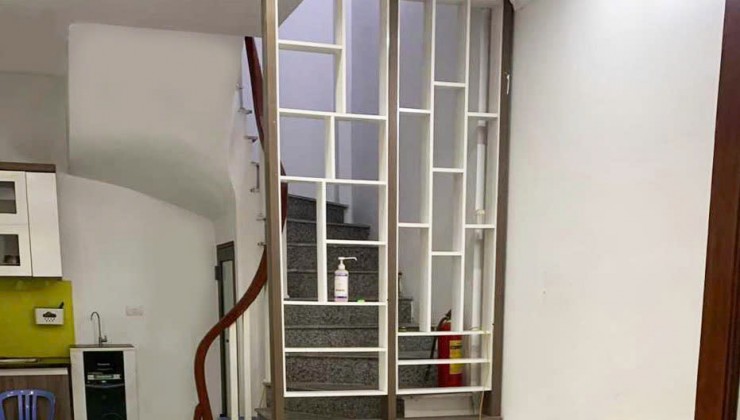 Cho thuê nhà ngõ Hòa Bình 7 MINH KHAI 35m2 x 5 Tầng 3 ngủ  x MT 4m x 13tr/tháng.